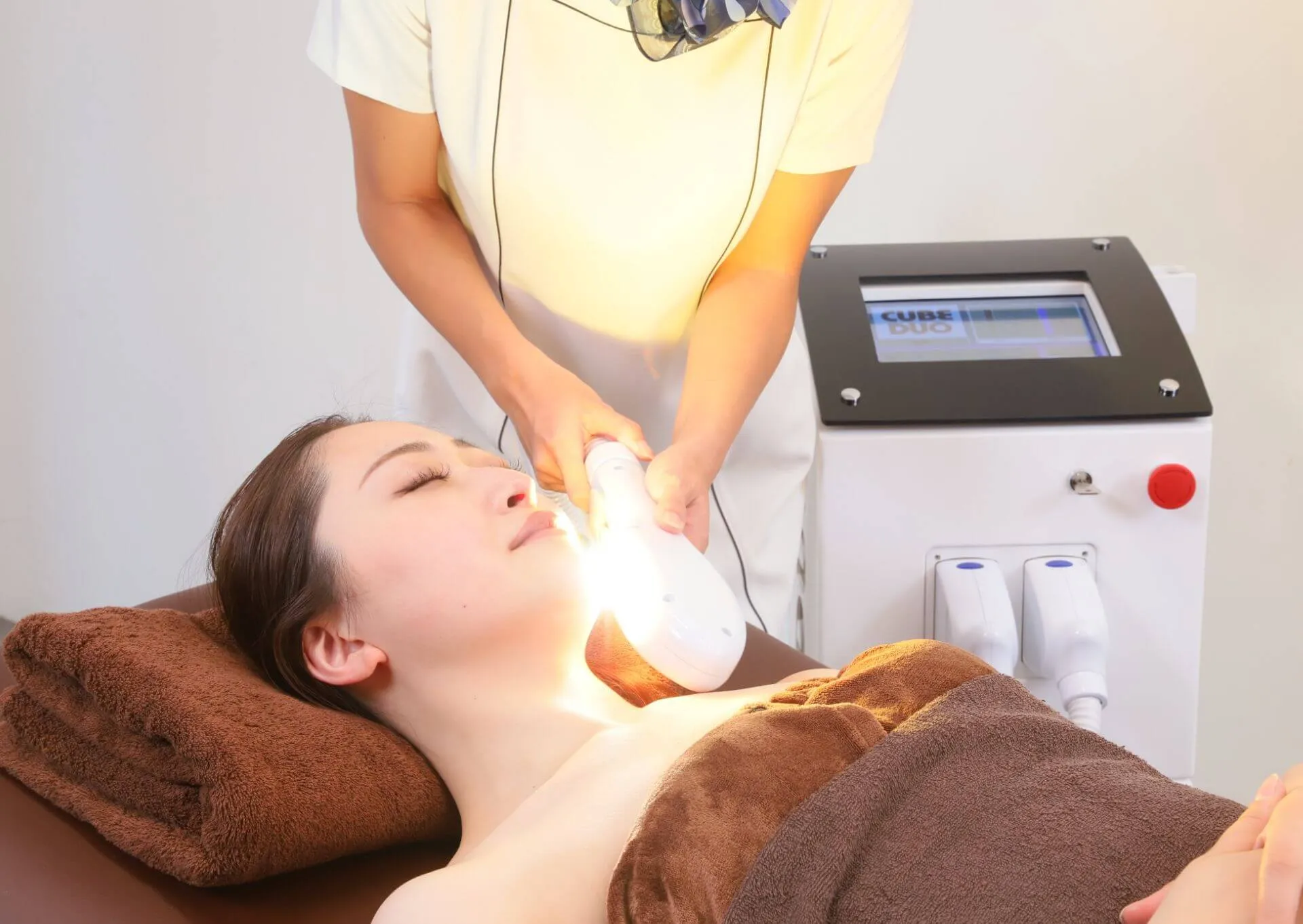 フェイシャル施術中写真